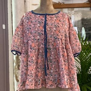 Short sleeved floral top